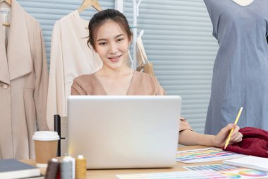 Moda tasarımcısı, yaratıcılık ve fikirler, manken, tişört çizimi, renk düzeni, giysi aksesuarları, serbest moda tasarımcısı, profesyonel kadın tasarımcı çizimleri..