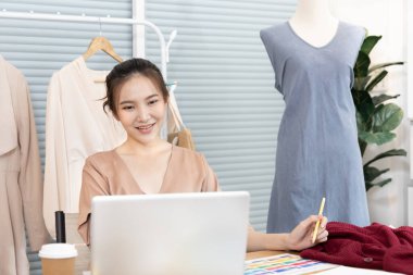 Moda tasarımcısı, yaratıcılık ve fikirler, manken, tişört çizimi, renk düzeni, giysi aksesuarları, serbest moda tasarımcısı, profesyonel kadın tasarımcı çizimleri..