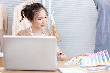 Moda tasarımcısı, yaratıcılık ve fikirler, manken, tişört çizimi, renk düzeni, giysi aksesuarları, serbest moda tasarımcısı, profesyonel kadın tasarımcı çizimleri..