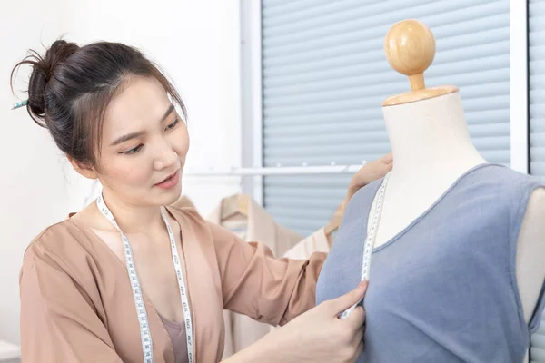 Professional Female Designers Use Tape Measure Shirt Mannequins Studio Fashion — Foto de Stock