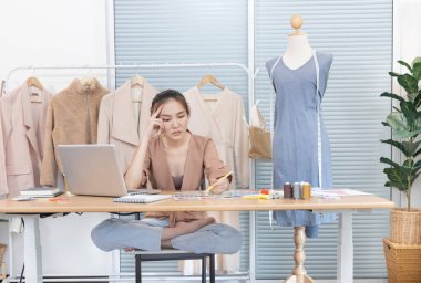 Profesyonel tasarımcılar tasarım hataları, moda tasarımcısı, yaratıcılık ve fikirler, manken, gömlek çizimi, renk şeması, giysi aksesuarları hakkında endişeli ve stresliler..