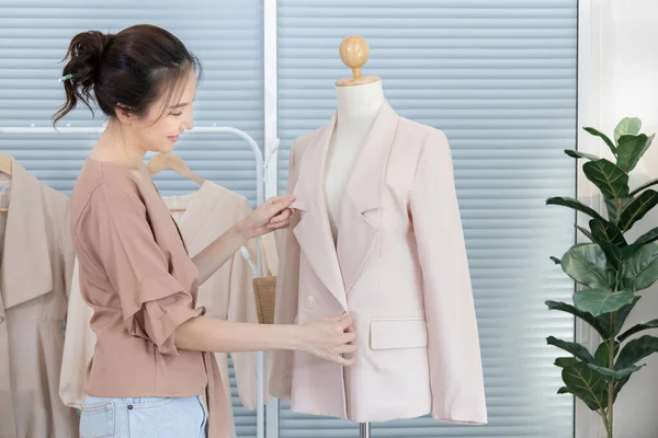 Professional Female Designers Use Tape Measure Shirt Mannequins Studio Fashion — Foto de Stock