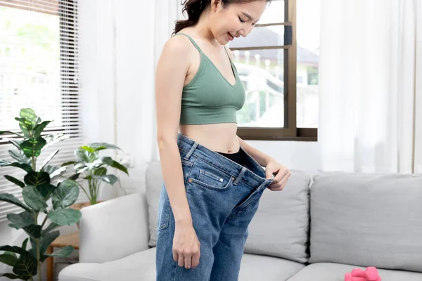 Nők Mutatják Csökkent Vagy Vékonyabb Derék Fogyás Testmozgás Csökkentheti Hasi — Stock Fotó