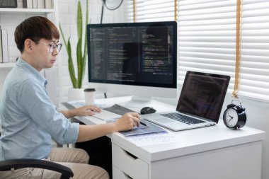 Profesyonel geliştirme programcıları bir bilgisayarda kodlama, web sitesi, HTML, javascript, Yazılım için bilgi veya kod hazırlamak için kağıt üzerine bir yapı veya taslak hazırlıyorlar.
