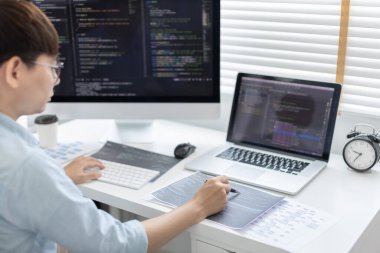 Profesyonel geliştirme programcıları bir bilgisayarda kodlama, web sitesi, HTML, javascript, Yazılım için bilgi veya kod hazırlamak için kağıt üzerine bir yapı veya taslak hazırlıyorlar.