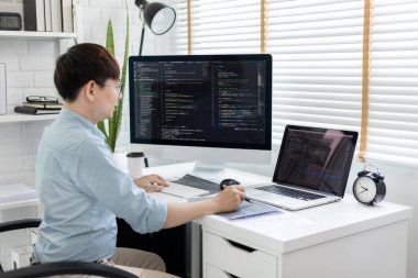 Profesyonel geliştirme programcıları bir bilgisayarda kodlama, web sitesi, HTML, javascript, Yazılım için bilgi veya kod hazırlamak için kağıt üzerine bir yapı veya taslak hazırlıyorlar.