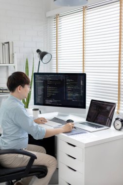 Profesyonel geliştirme programcıları bir bilgisayarda kodlama, web sitesi, HTML, javascript, Yazılım için bilgi veya kod hazırlamak için kağıt üzerine bir yapı veya taslak hazırlıyorlar.