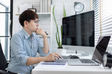 Profesyonel geliştirme programcıları bir bilgisayarda kodlama, web sitesi, HTML, javascript, Yazılım için bilgi veya kod hazırlamak için kağıt üzerine bir yapı veya taslak hazırlıyorlar.