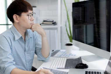 Profesyonel geliştirme programcıları bir bilgisayarda kodlama, web sitesi, HTML, javascript, Yazılım için bilgi veya kod hazırlamak için kağıt üzerine bir yapı veya taslak hazırlıyorlar.