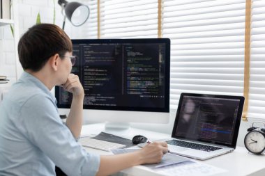 Profesyonel geliştirme programcıları bir bilgisayarda kodlama, web sitesi, HTML, javascript, Yazılım için bilgi veya kod hazırlamak için kağıt üzerine bir yapı veya taslak hazırlıyorlar.