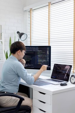 Profesyonel geliştirme programcıları bir bilgisayarda kodlama, web sitesi, HTML, javascript, Yazılım için bilgi veya kod hazırlamak için kağıt üzerine bir yapı veya taslak hazırlıyorlar.