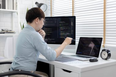 Profesyonel geliştirme programcıları bir bilgisayarda kodlama, web sitesi, HTML, javascript, Yazılım için bilgi veya kod hazırlamak için kağıt üzerine bir yapı veya taslak hazırlıyorlar.