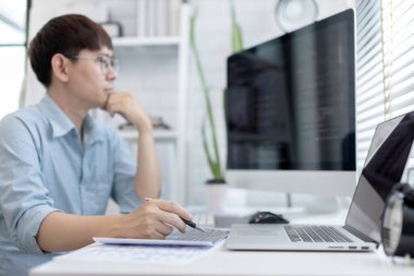 Profesyonel geliştirme programcıları bir bilgisayarda kodlama, web sitesi, HTML, javascript, Yazılım için bilgi veya kod hazırlamak için kağıt üzerine bir yapı veya taslak hazırlıyorlar.