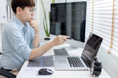 Profesyonel geliştirme programcıları bir bilgisayarda kodlama, web sitesi, HTML, javascript, Yazılım için bilgi veya kod hazırlamak için kağıt üzerine bir yapı veya taslak hazırlıyorlar.