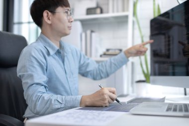 Profesyonel geliştirme programcıları bir bilgisayarda kodlama, web sitesi, HTML, javascript, Yazılım için bilgi veya kod hazırlamak için kağıt üzerine bir yapı veya taslak hazırlıyorlar.