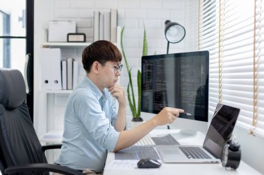 Profesyonel geliştirme programcıları bir bilgisayarda kodlama, web sitesi, HTML, javascript, Yazılım için bilgi veya kod hazırlamak için kağıt üzerine bir yapı veya taslak hazırlıyorlar.