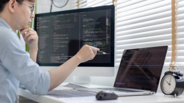 Profesyonel geliştirme programcıları bir bilgisayarda kodlama, web sitesi, HTML, javascript, Yazılım için bilgi veya kod hazırlamak için kağıt üzerine bir yapı veya taslak hazırlıyorlar.