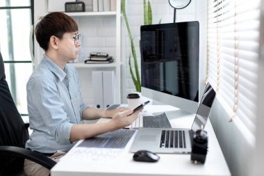 Profesyonel geliştirme programcıları programlamadan sonra uygulamalarının işlevselliğini test etmek, web siteleri ve uygulamalar için veri veya kod yazmak, HTML, javascript, Yazılım.
