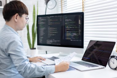 Profesyonel geliştirme programcıları bu bilgileri bilgisayarlarda programlamaya, web sitesi için bilgi veya kod yazmaya, HTML, javascript, Yazılım.