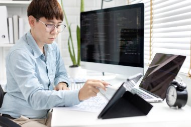 Profesyonel geliştirme programcıları programlamadan sonra uygulamalarının işlevselliğini test etmek, web siteleri ve uygulamalar için veri veya kod yazmak, HTML, javascript, Yazılım.