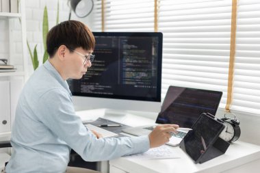 Profesyonel geliştirme programcıları programlamadan sonra uygulamalarının işlevselliğini test etmek, web siteleri ve uygulamalar için veri veya kod yazmak, HTML, javascript, Yazılım.
