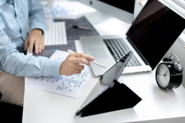 Profesyonel geliştirme programcıları programlamadan sonra uygulamalarının işlevselliğini test etmek, web siteleri ve uygulamalar için veri veya kod yazmak, HTML, javascript, Yazılım.