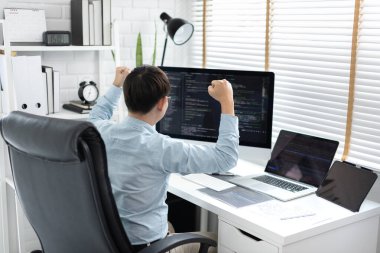 Profesyonel geliştirme programcıları müşterilerle başarılı ve popüler web sitesi programlama çalışmaları, web sitesi için bilgi veya kod yazmaları, HTML, Javascript, Yazılım.