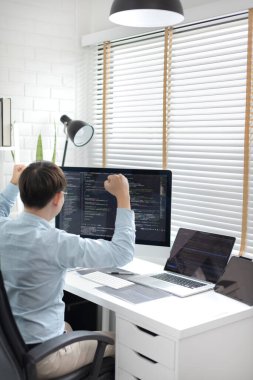 Profesyonel geliştirme programcıları müşterilerle başarılı ve popüler web sitesi programlama çalışmaları, web sitesi için bilgi veya kod yazmaları, HTML, Javascript, Yazılım.