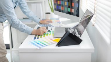 Profesyonel geliştirme programcıları, web sitesi, HTML, Javascript, Renk tonu için bilgi veya kod yazmak için web sitelerini veya uygulamalarını süslemek için renk şemaları seçiyorlar.