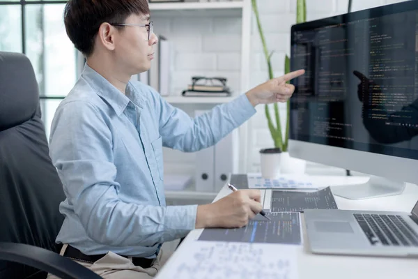 Profesyonel geliştirme programcıları bir bilgisayarda kodlama, web sitesi, HTML, javascript, Yazılım için bilgi veya kod hazırlamak için kağıt üzerine bir yapı veya taslak hazırlıyorlar.