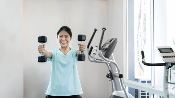 Beautiful Shapely Asian Woman Working Out Gym Play Exercise Machine — Fotografia de Stock