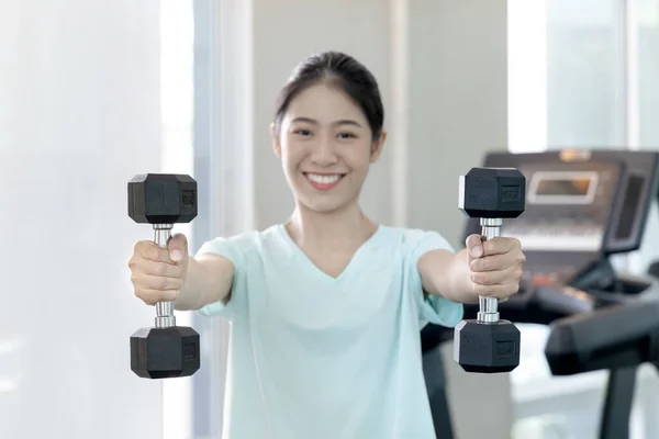 Beautiful Shapely Asian Woman Working Out Gym Play Exercise Machine — Stock Photo, Image