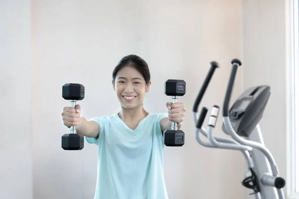 Beautiful Shapely Asian Woman Working Out Gym Play Exercise Machine — Fotografia de Stock