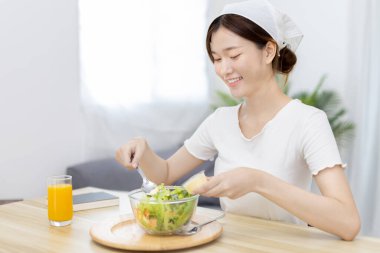 Ev mutfağında sebze salatası yapan Asyalı kadın çeşitli vitamin ve mineraller, yüksek lifli ve düşük kalorili diyetler, sağlıklı sebze salatası fikri, aperatif konsepti içeriyor..