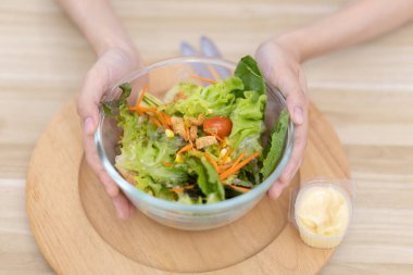 Ev mutfağında sebze salatası yapan Asyalı kadın çeşitli vitamin ve mineraller, yüksek lifli ve düşük kalorili diyetler, sağlıklı sebze salatası fikri, aperatif konsepti içeriyor..