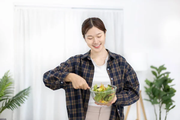 Aziatische Vrouw Het Maken Van Groentesalade Haar Eigen Keuken Groenten — Stockfoto