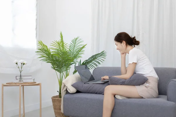 Beautiful Asian Woman Uses Laptop Communicate Work Working Home Home — Foto de Stock