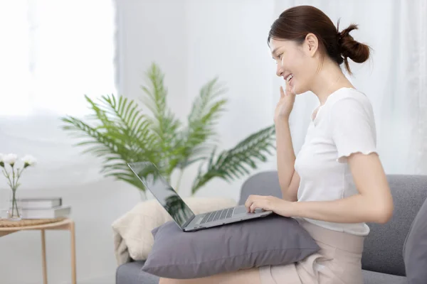 Beautiful Asian Woman Uses Laptop Communicate Work Working Home Home — Foto de Stock