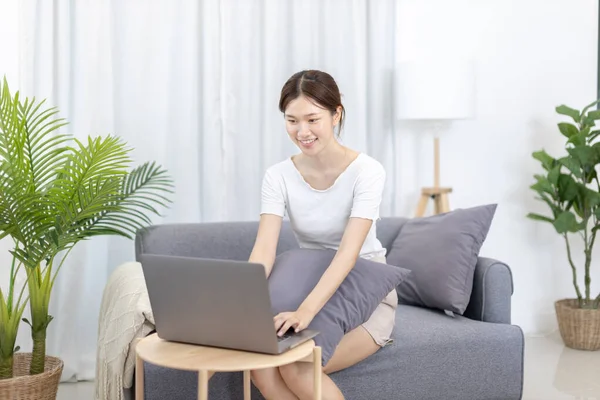 Beautiful Asian Woman Uses Laptop Communicate Work Working Home Home — Stok fotoğraf