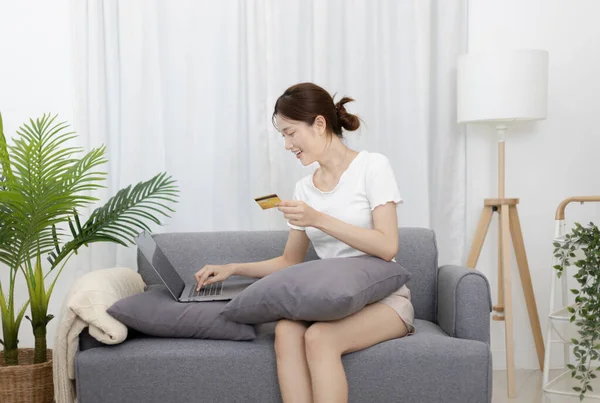 Mujer Asiática Descansando Sofá Utilizando Ordenador Portátil Para Comprar Línea — Foto de Stock