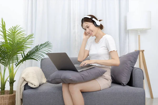 Beautiful Asian Woman Sits Happily Listening Music Living Room Chill — Foto de Stock