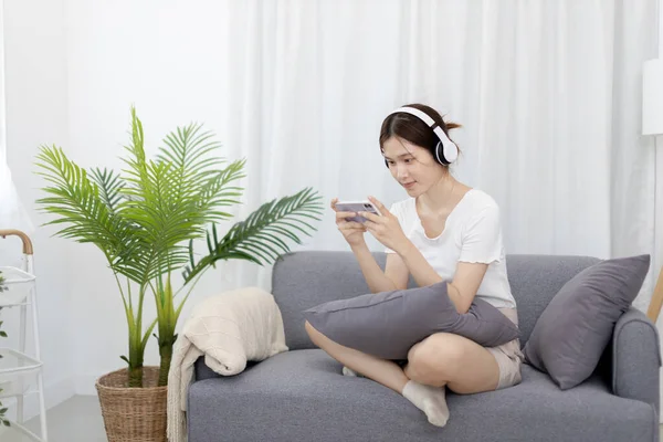 Beautiful Asian Women Playing Games Mobile Phones Smartphones Pleasure Fun — Stockfoto