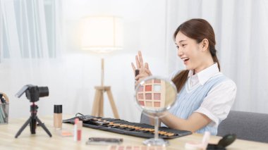 Sosyal medyadan etkilenen güzel kadınlar makyaj yapmayı ve makyaj yapmayı öğretiyor, kamera önünde video canlı yayını, internet üzerinden güzellik blogcuları kavramını kaydediyorlar..