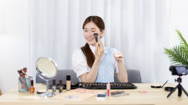 Sosyal medyadan etkilenen güzel kadınlar makyaj yapmayı ve makyaj yapmayı öğretiyor, kamera önünde video canlı yayını, internet üzerinden güzellik blogcuları kavramını kaydediyorlar..