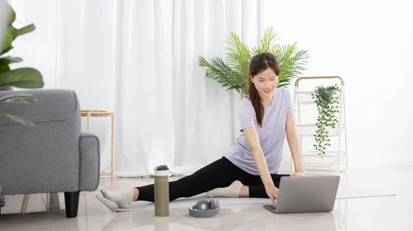 Mooie Aziatische Vrouw Kijken Yoga Leraar Licht Oefeningen Haar Woonkamer — Stockfoto