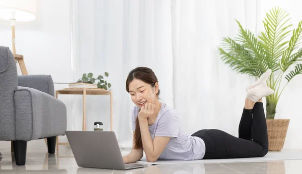 Güzel Bir Asyalı Kadın Yoga Öğretmenini Evdeki Oturma Odasında Hafif — Stok fotoğraf