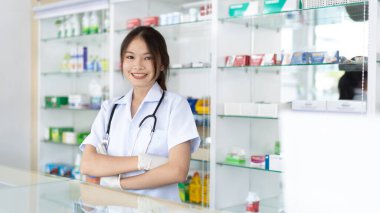 Eczanede çalışan eczacı, danışmanlık ve tıbbi danışmanlık, raflarda her türlü genel ev hapları ve ilaç ürünleri, hastalara hizmet ve yardım, eczane.