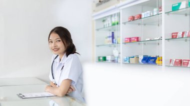 Eczanede çalışan eczacı, danışmanlık ve tıbbi danışmanlık, raflarda her türlü genel ev hapları ve ilaç ürünleri, hastalara hizmet ve yardım, eczane.