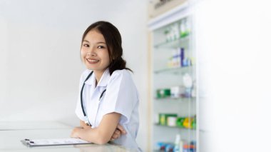 Eczanede çalışan eczacı, danışmanlık ve tıbbi danışmanlık, raflarda her türlü genel ev hapları ve ilaç ürünleri, hastalara hizmet ve yardım, eczane.