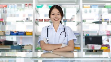 Eczanede çalışan eczacı, danışmanlık ve tıbbi danışmanlık, raflarda her türlü genel ev hapları ve ilaç ürünleri, hastalara hizmet ve yardım, eczane.